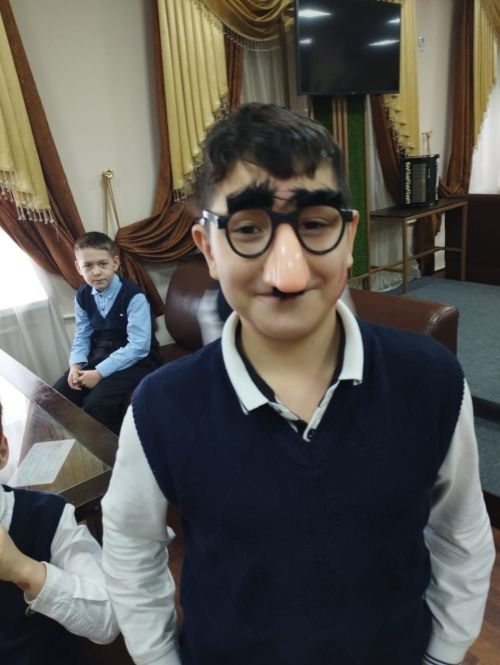 Сыйныф сәгатендә грим салырга өйрәнделәр