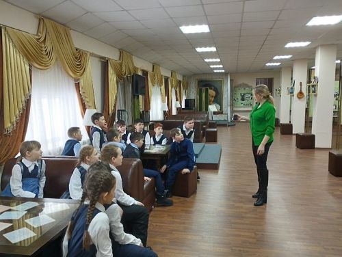 Сыйныф сәгатендә грим салырга өйрәнделәр