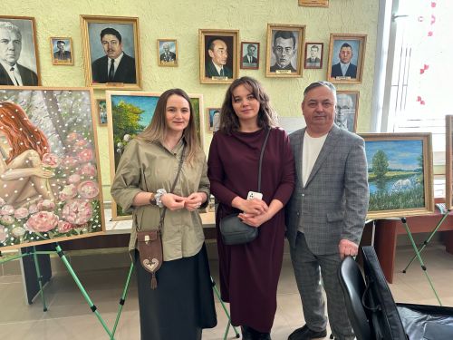 Сәнгать мәктәбе укытучылары күргәзмәгә эшләрен тәкъдим иткән