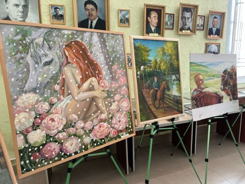 Сәнгать мәктәбе укытучылары күргәзмәгә эшләрен тәкъдим иткән