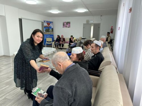 Китапханә волонтерлары картлар һәм инвалидлар интернат-йортында