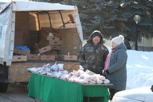 Район мәдәният йорты каршындагы мәйданда ярминкә бара