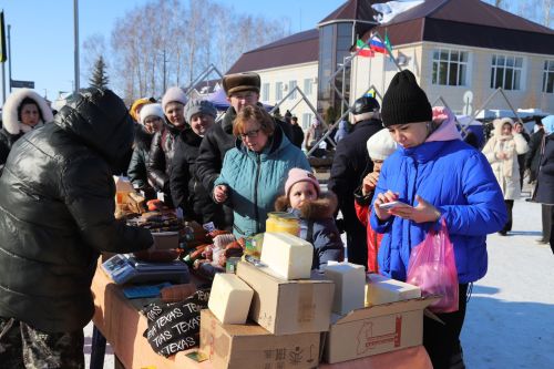 Район мәдәният йорты каршындагы мәйданда ярминкә бара