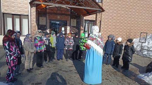 Укучылар белән Масленица (Май чабу) бәйрәме үткәрелгән