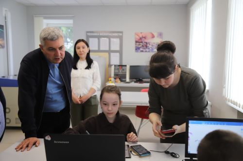 Мәктәптән тыш эшләр үзәгендә Дрон-рейсинг һәм график дизайн буенча хакатон муниципаль ярышлары үтте