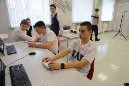 Мәктәптән тыш эшләр үзәгендә Дрон-рейсинг һәм график дизайн буенча хакатон муниципаль ярышлары үтте