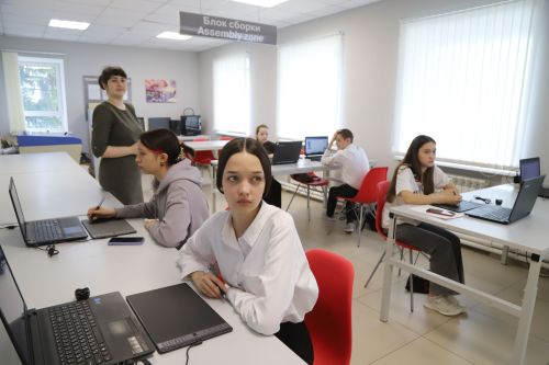 Мәктәптән тыш эшләр үзәгендә Дрон-рейсинг һәм график дизайн буенча хакатон муниципаль ярышлары үтте