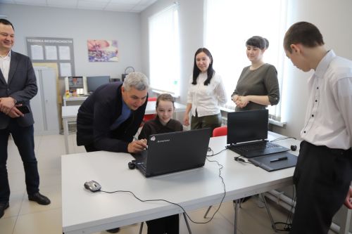 Мәктәптән тыш эшләр үзәгендә Дрон-рейсинг һәм график дизайн буенча хакатон муниципаль ярышлары үтте