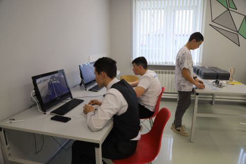Мәктәптән тыш эшләр үзәгендә Дрон-рейсинг һәм график дизайн буенча хакатон муниципаль ярышлары үтте