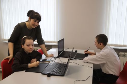 Мәктәптән тыш эшләр үзәгендә Дрон-рейсинг һәм график дизайн буенча хакатон муниципаль ярышлары үтте