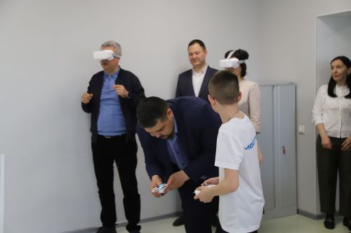 Мәктәптән тыш эшләр үзәгендә Дрон-рейсинг һәм график дизайн буенча хакатон муниципаль ярышлары үтте