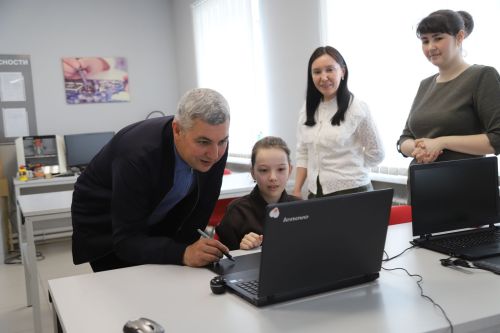Мәктәптән тыш эшләр үзәгендә Дрон-рейсинг һәм график дизайн буенча хакатон муниципаль ярышлары үтте