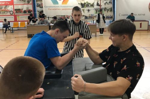 Алдынгылар хәрәкәте кубогына армрестлинг ярышлары