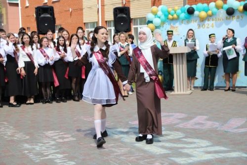 Соңгы кыңгырау бәйрәме (фоторепортаж)