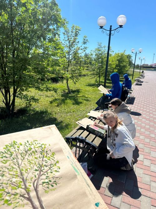 Сәнгать мәктәбенең рәсем бүлегендә укучылар табигатьтә иҗат итә