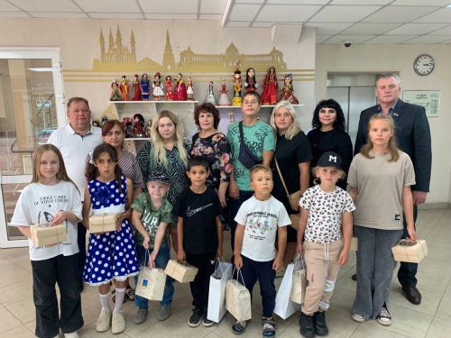 27 август көнне Татарстан халыклары Дуслыгы йортында «СВОих геройларга ярдәм итик» проекты һәм Россиядә Гаилә елы кысаларында оештырылган «Мәктәпкә җыенырга ярдәм ит» акциясе узды