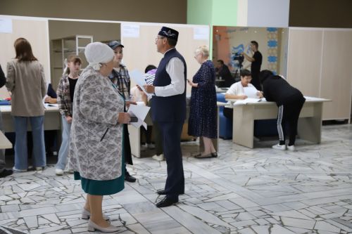 Минҗиһан һәм Рушат Солтановлар гаиләсе тавыш бирергә уллары, киленнәре һәм оныклары белән килде