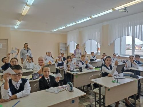 Укучылар махсус хәрби операциядәге егетләргә хатлар язганнар