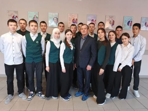Укучылар  «Сетевая Компания» җәмгыятенең Мөслим подстанция төркеме мастеры Радик Ханов белән очрашты