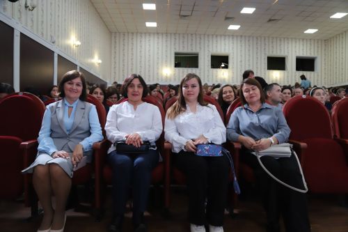 Район мәдәният йортында Мөслим гимназиясе укучыларының әти-әниләр җыелыш үтте