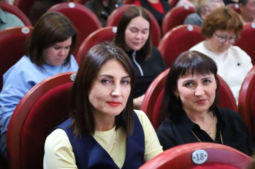 Район мәдәният йортында Мөслим гимназиясе укучыларының әти-әниләр җыелыш үтте
