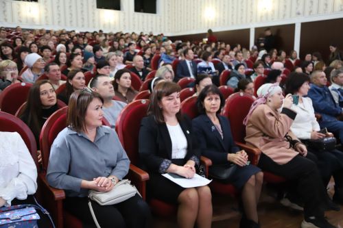 Район мәдәният йортында Мөслим гимназиясе укучыларының әти-әниләр җыелыш үтте