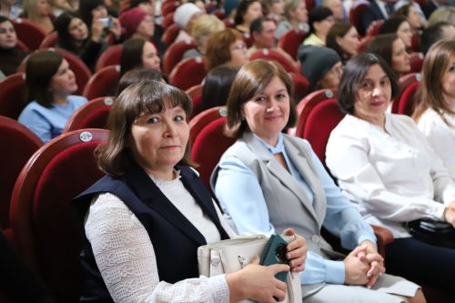 Район мәдәният йортында Мөслим гимназиясе укучыларының әти-әниләр җыелыш үтте