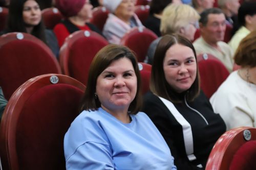 Район мәдәният йортында Мөслим гимназиясе укучыларының әти-әниләр җыелыш үтте
