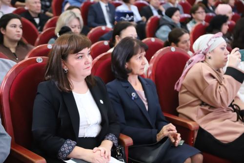 Район мәдәният йортында Мөслим гимназиясе укучыларының әти-әниләр җыелыш үтте