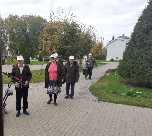 Интернат-йорт өлкән кешеләре волонтерлар отряды белән очраштырды