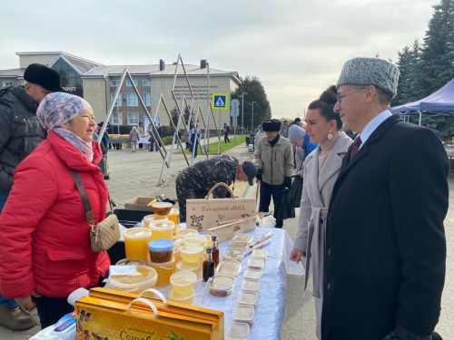 Мөслимдә өлкәннәр көне уңаеннан ярминкә бара