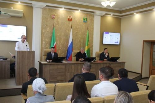Район хакимиятенең актлар залында чираттагы киңәйтелгән киңәшмә узды