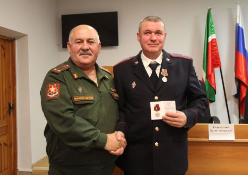 10 ноябрь көнне Россия Федерациясе эчке эшләр органнары хезмәткәрләренең һөнәри бәйрәмнәре билгеләп үтелә