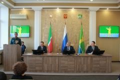 Район хакимиятенең актлар залында чираттагы киңәйтелгән киңәшмә узды