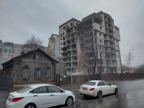 Казанда Кабан күле янындагы төзелеп бетмәгән бинаны сүтү эшләре башланды