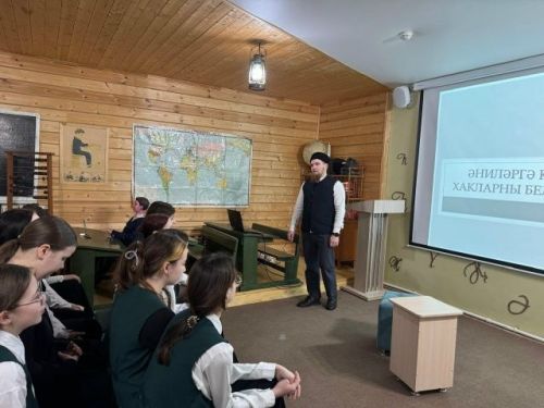 Бүген Илгиз хәзрәт укучыларга «Әниләргә карата хакларны беләсезме?» дигән темага әңгәмә үткәрде