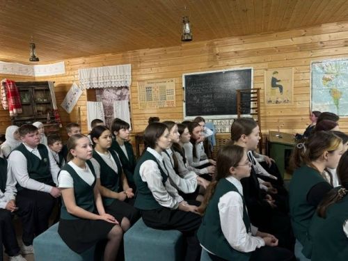 Бүген Илгиз хәзрәт укучыларга «Әниләргә карата хакларны беләсезме?» дигән темага әңгәмә үткәрде