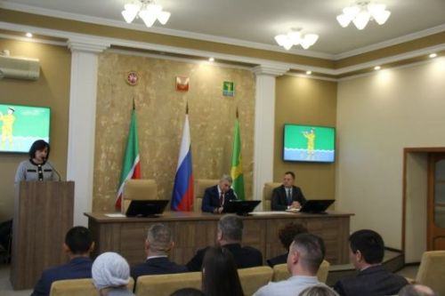 Район хакимиятенең актлар залында оешма-предприятие, бүлек җитәкчеләре катнашында киңәйтелгән киңәшмә узды