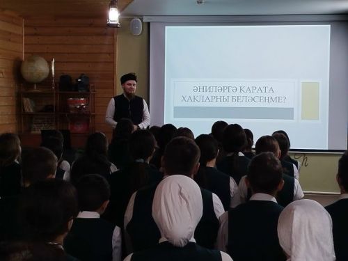Бүген Илгиз хәзрәт укучыларга «Әниләргә карата хакларны беләсезме?» дигән темага әңгәмә үткәрде