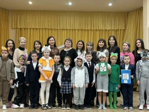 Әниләр көненә бүләккә әкият