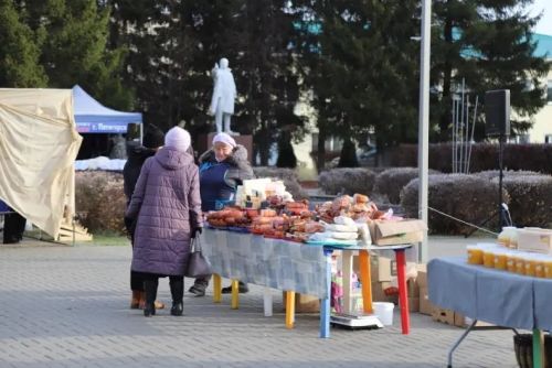 4 ноябрь көнне район мәдәният йорты каршындагы мәйданда ярминкә гөрләде