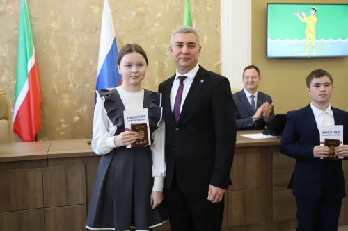 Сессиядә 11 егет-кызга Россия Федерациясе гражданины паспортлары тапшырылды
