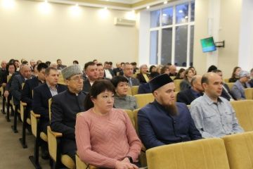Район хакимиятенең актлар залында оешма-предприятие, бүлек җитәкчеләре катнашында 2025 ел йомгакларына багышланган киңәйтелгән киңәшмә узды