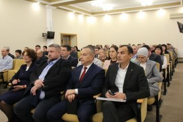 Район хакимиятенең актлар залында оешма-предприятие, бүлек җитәкчеләре катнашында 2025 ел йомгакларына багышланган киңәйтелгән киңәшмә узды