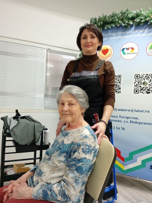 Яңа ел кәефе Мөслим картлар йортында: Әлмәт чәчтарашы Гөлия Мендеева һәм волонтер Гөлия Тепаева кунакта булды