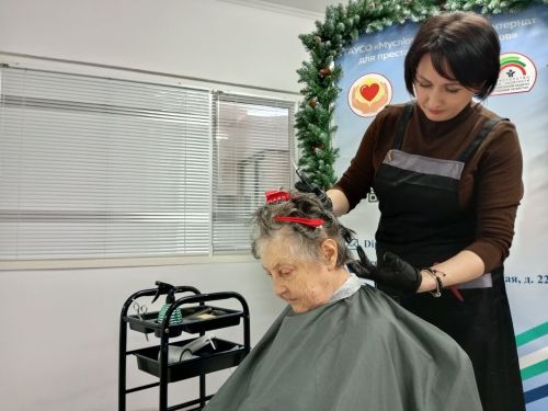 Яңа ел кәефе Мөслим картлар йортында: Әлмәт чәчтарашы Гөлия Мендеева һәм волонтер Гөлия Тепаева кунакта булды