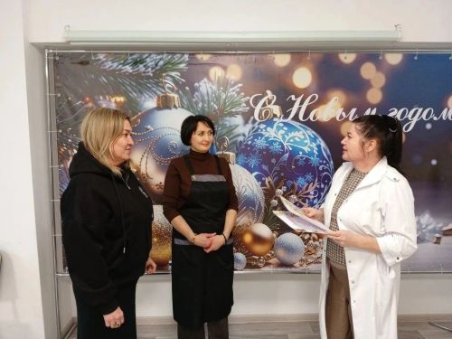 Яңа ел кәефе Мөслим картлар йортында: Әлмәт чәчтарашы Гөлия Мендеева һәм волонтер Гөлия Тепаева кунакта булды