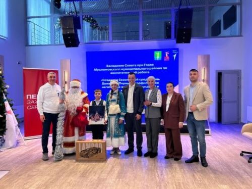 Кичә «Теләкләр чыршысы» акциясенең яшь катнашучыларына Яңа ел бүләкләре тапшырылды