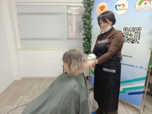 Яңа ел кәефе Мөслим картлар йортында: Әлмәт чәчтарашы Гөлия Мендеева һәм волонтер Гөлия Тепаева кунакта булды