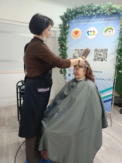 Яңа ел кәефе Мөслим картлар йортында: Әлмәт чәчтарашы Гөлия Мендеева һәм волонтер Гөлия Тепаева кунакта булды